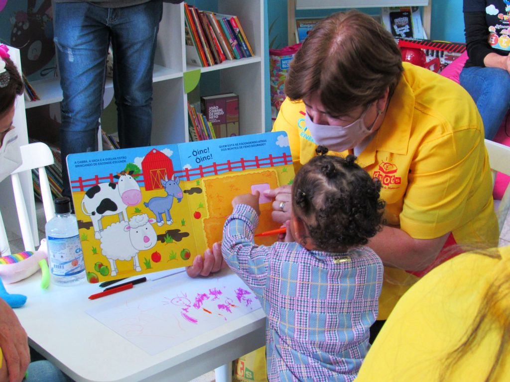 Ler em casa, ler com carinho: por que cada página vira um passo na alfabetização